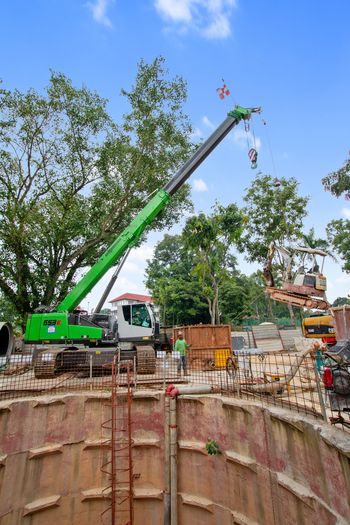 50 t Teleskopkran SENNEBOGEN 653 E Raupe, Heben, Bewegen von schweren Lasten auf engen Baustellen, Wartung von Singapurs Abwasserkanalsystem 50 t Teleskopkran SENNEBOGEN 653 E Raupe, Heben, Bewegen von schweren Lasten auf engen Baustellen, Wartung von Singapurs Abwasserkanalsystem