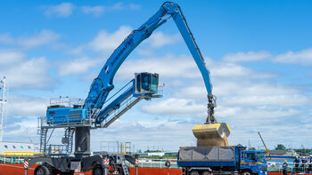 Environmentally friendly material handler replaces ship unloader in Japan