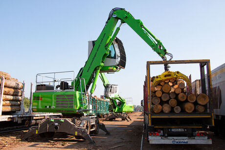 Umschlagbagger Umschlagmaschine SENNEBOGEN 818 E Holzumschlag Sägewerk Rundholzplatz Säge LKW Beladung Entladung Holzgreifer Maschine