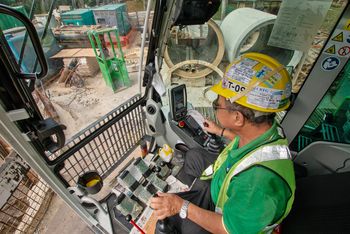 50 t Teleskopkran SENNEBOGEN 653 E Raupe, Heben, Bewegen von schweren Lasten auf engen Baustellen, Wartung von Singapurs Abwasserkanalsystem 50 t Teleskopkran SENNEBOGEN 653 E Raupe, Heben, Bewegen von schweren Lasten auf engen Baustellen, Wartung von Singapurs Abwasserkanalsystem