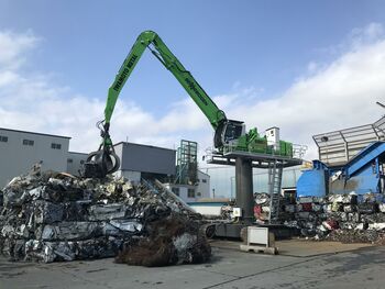 Metallrecycling am Schrottplatz; SENNEBOGEN 830 Umschlagbagger ersetzt alten Erdbauubagger in Japan