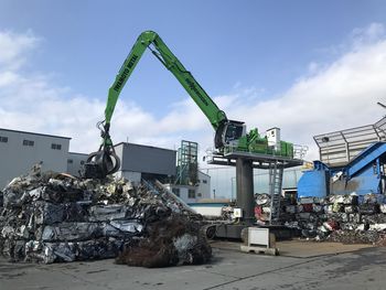Metallrecycling am Schrottplatz; SENNEBOGEN 830 Umschlagbagger ersetzt alten Erdbauubagger in Japan Metallrecycling am Schrottplatz; SENNEBOGEN 830 Umschlagbagger ersetzt alten Erdbauubagger in Japan