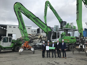 Metallrecycling am Schrottplatz; SENNEBOGEN 830 Umschlagbagger ersetzt alten Erdbauubagger in Japan