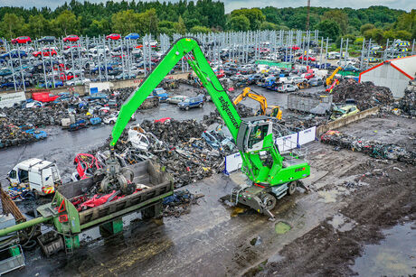 Umschlagbagger Umschlagmaschine SENNEBOGEN 830 E Mobilunterwagen Schrottumschlag Schrottplatz Beladen Ballenpresse Mehrschalengreifer