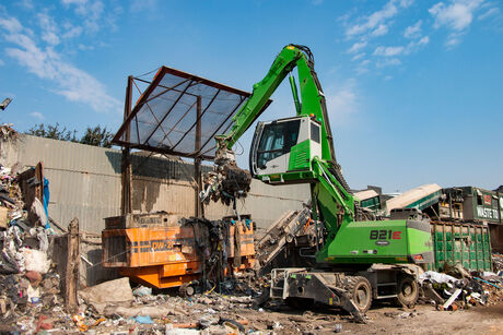 Umschlagbagger Umschlagmaschine SENNEBOGEN 821 E Abfallwirtschaft Recycling Shredder Beschickung Mobilunterwagen Sortiergreifer Müll