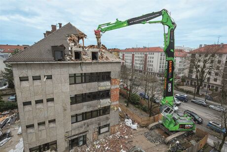 Abbruchbagger Abbruchmaschine SENNEBOGEN 870 Abbruch selektiver Rückbau Abbruchschere Gebäudeabriss