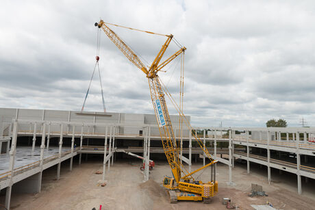 130 t Raupenkran Gittermastkran SENNEBOGEN 4400 Hubarbeiten Betonfertigteile Baustelle Baustellenkran