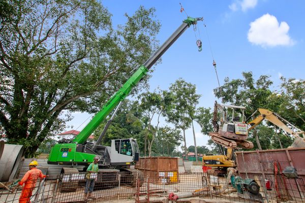 50 t Teleskopkran SENNEBOGEN 653 E Raupe, Heben, Bewegen von schweren Lasten auf engen Baustellen, Wartung von Singapurs Abwasserkanalsystem 50 t Teleskopkran SENNEBOGEN 653 E Raupe, Heben, Bewegen von schweren Lasten auf engen Baustellen, Wartung von Singapurs Abwasserkanalsystem