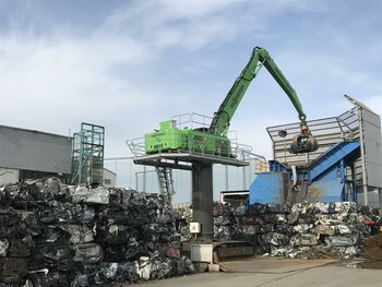 Metallrecycling am Schrottplatz; SENNEBOGEN 830 Umschlagbagger ersetzt alten Erdbauubagger in Japan