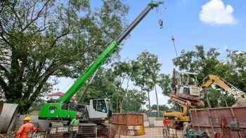 50 t Teleskopkran Telekran SENNEBOGEN 653 E Raupe, Heben, Bewegen von schweren Lasten auf engen Baustellen, Wartung von Singapurs Abwasserkanalsystem