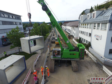 Teleskopkran Telekran Raupentelekran SENNEBOGEN 6113 Raupe Betonfertigteil Baustelle Hochbau Tiefbau Baustellenkran