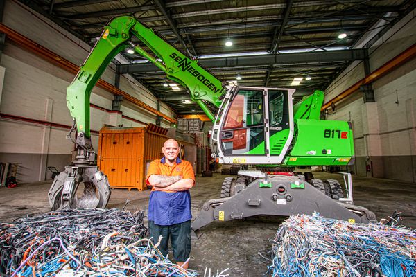 SENNEBOGEN 817 Umschlagmaschine im Kupferrecycling bei Select Metals, Singapur
