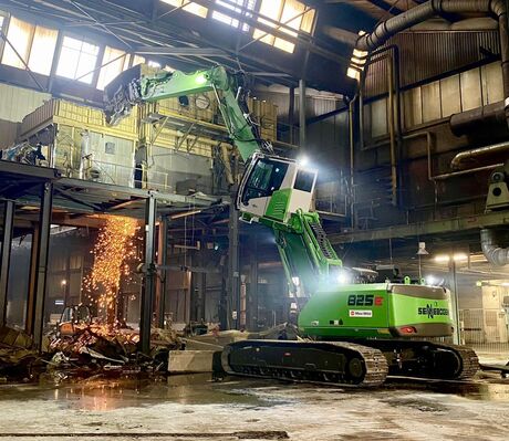 Der kompakte SENNEBOGEN 825 E Demolition Abbruchbagger bei Rückbauarbeiten in einer Industriehalle.